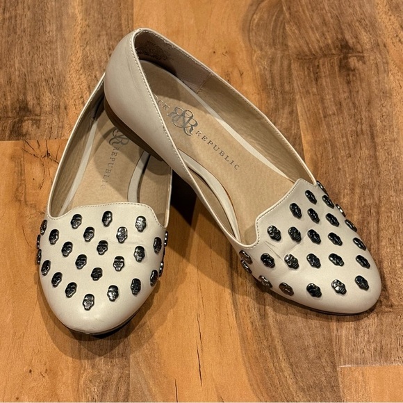Rock & Republic Cream with Silver Skull Accents Slip on Flats Shoes Size 8.5 - Picture 10 of 10